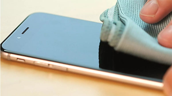 Vệ sinh màn hình iPhone cần chú ý cẩn thận, tránh làm xước