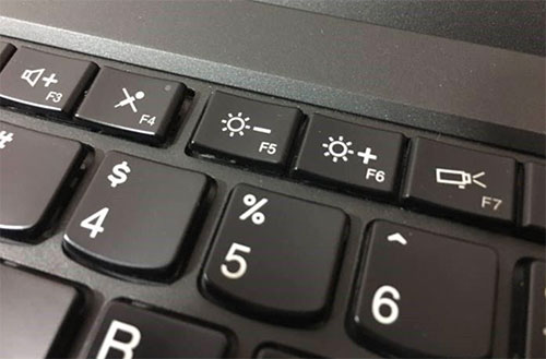 Sử dụng bàn phím để điều chỉnh độ sáng của màn hình laptop