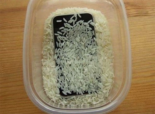 Không vùi iPhone trong gạo