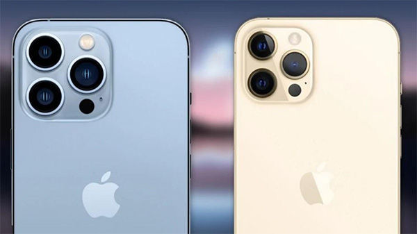 iPhone 13 Pro Max bên trái và iPhone 12 Pro Max bên phải.