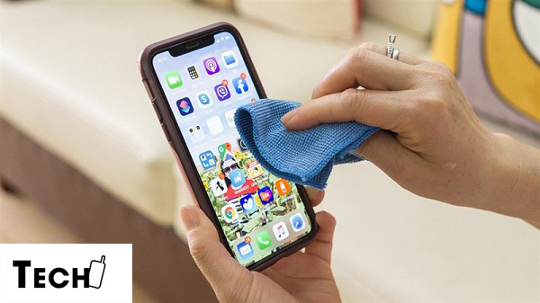 Hãy chuẩn bị một chiếc khăn mềm để vệ sinh điện thoại