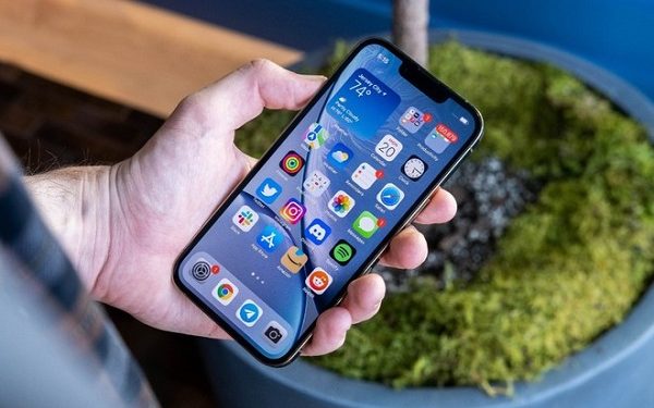 iPhone 13 trang bị tần số quét màn hình 60Hz