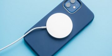 Pin iPhone 12 bao nhiêu mAh? Dùng có lâu không?