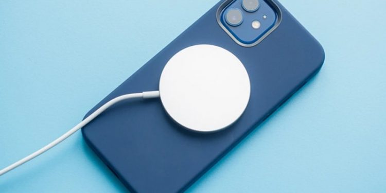 Pin iPhone 12 bao nhiêu mAh? Dùng có lâu không?